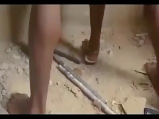 Africana nigerian gueto striplings gangbang um virgem / primeiro parte