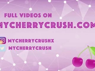 Houkutteleva saalis kiusanteko sisään pikkuhousut ja masturboimassa kanssa lelut - cherrycrush