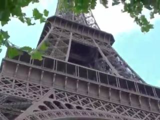 Eiffel tower extreem publiek volwassen film trio in parijs frankrijk